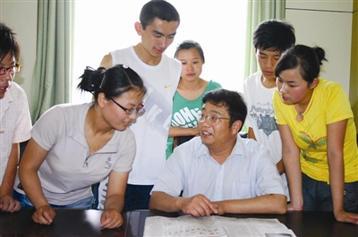 聊城二中校长李若龙与学生交流